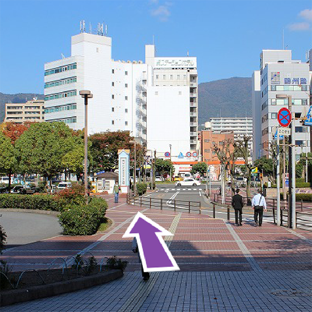 ロータリーと呉阪急ホテルの間の道をそのまま真っ直ぐ進んで下さい。