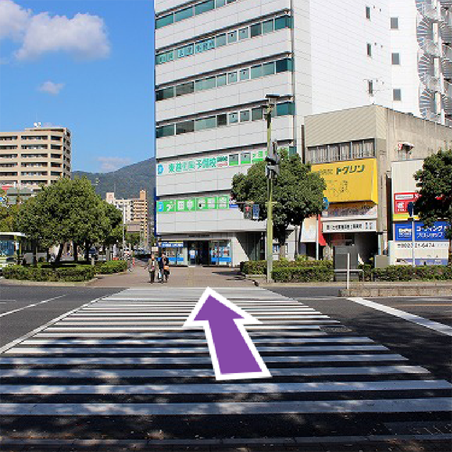 正面に広島銀行が見える信号を渡って下さい。